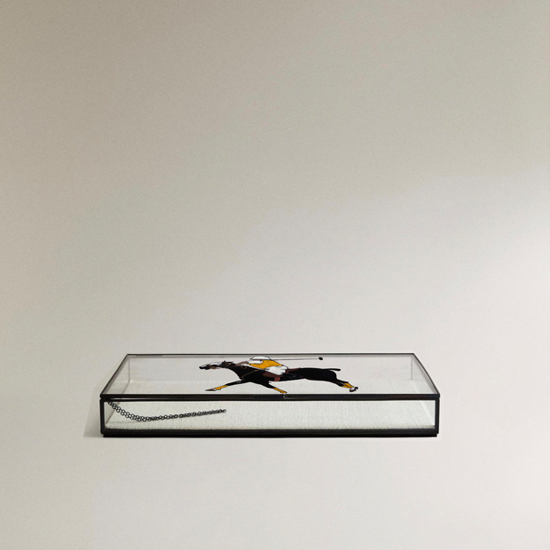 CAJA JOYERO DE CRISTAL CON PERFILES DE METAL, "POLISTA CON CAMISETA AMARILLA Y BLANCA"