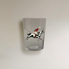 VASO DE SIDRA  - POLISTA CON EQUIPACIÓN ROJA, CABALLO CHIMICHURRI
