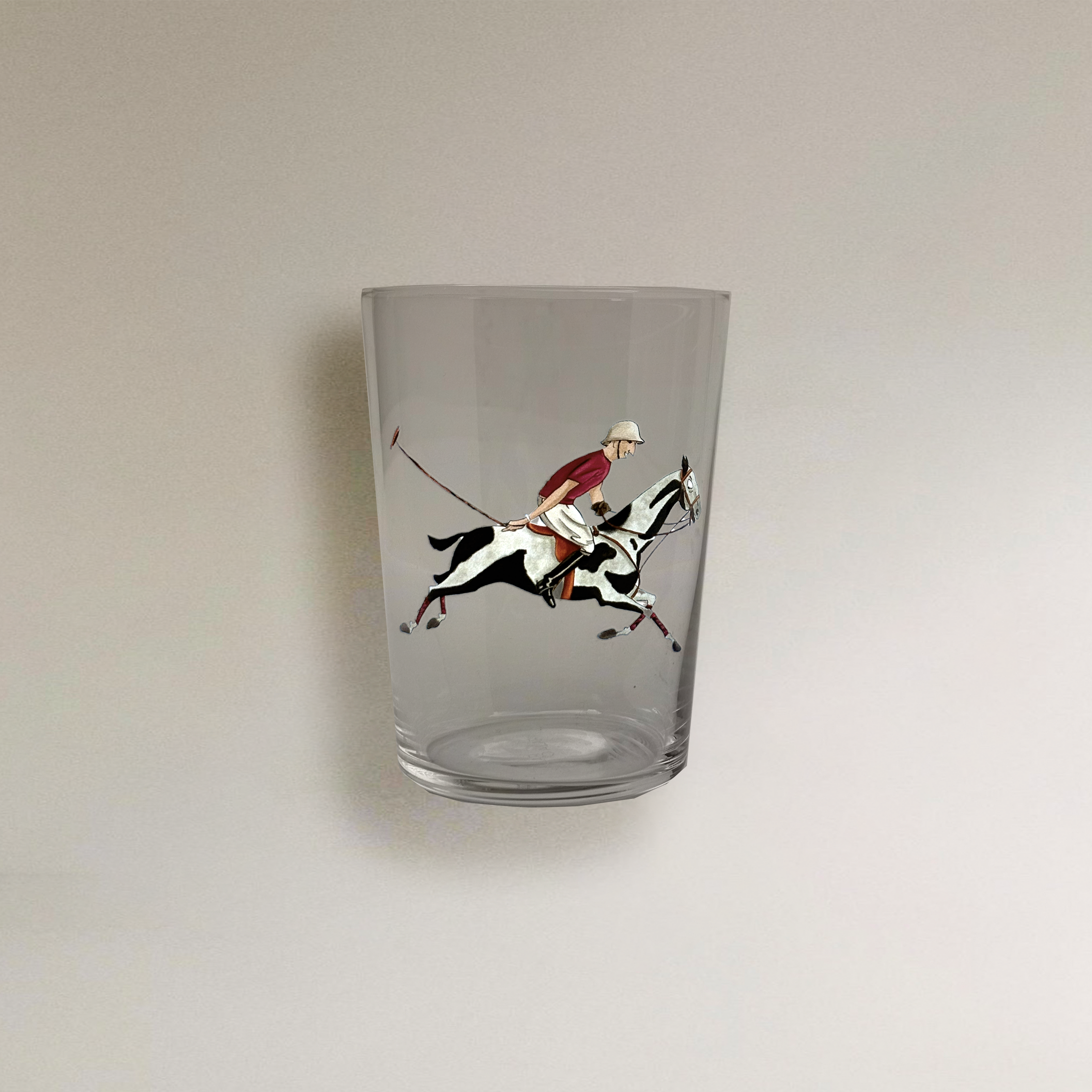 VASO DE SIDRA  - POLISTA CON EQUIPACIÓN ROJA, CABALLO CHIMICHURRI